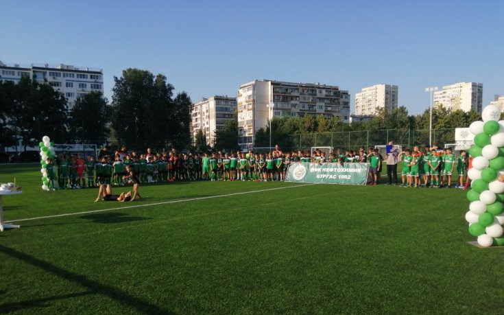 Школата на Нефтохимик тръгва по нов път