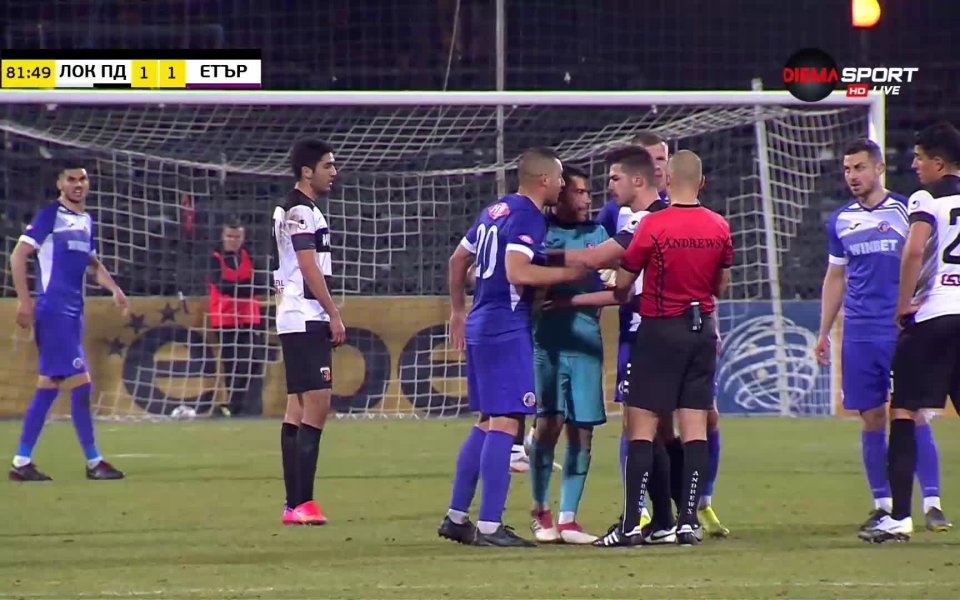 В 82-ата минута Здравко Илиев репликира грубо рефера Димов, който