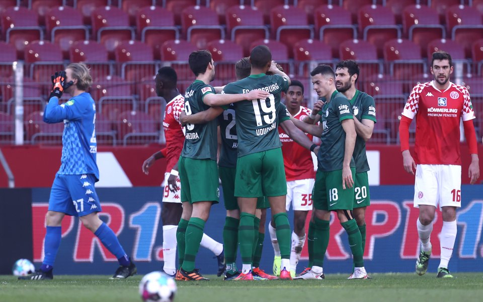 Отборът на Аугсбург спечели с минималното 1:0 гостуването си на