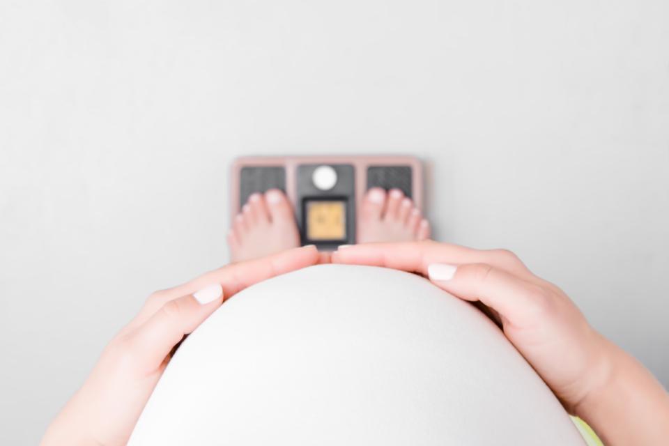 бременна жена бременност бебе тегло корем