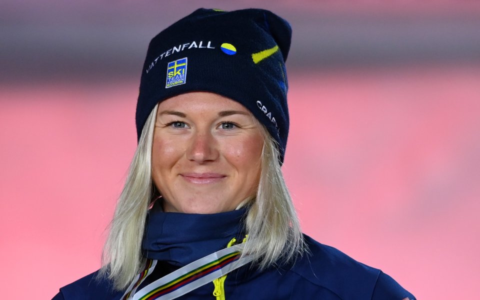 Забраниха на шведска скиорка да целува американец