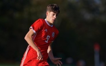 16 годишен централен нападател с български корени играе за Лестър във