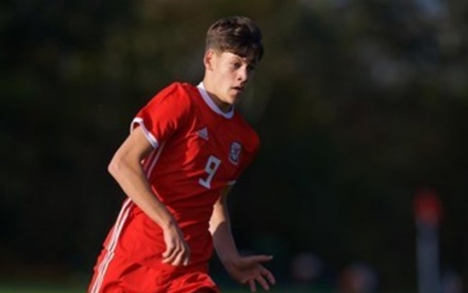 16-годишен централен нападател с български корени играе за Лестър във