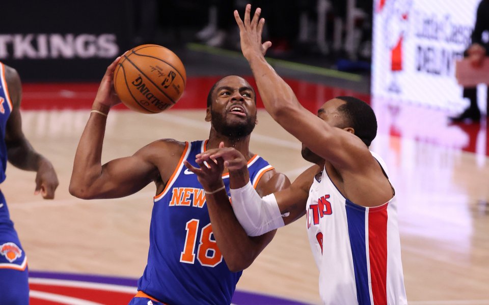 Джулиъс Рандъл вкара 27 точки и спечели 16 борби при