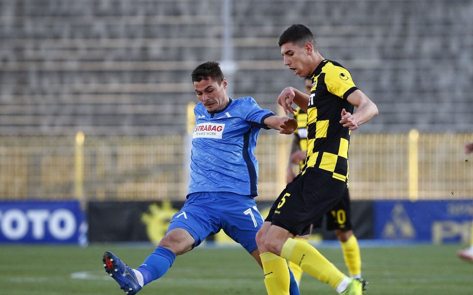 Отборите на Левски и Ботев Пловдив играят при резултат 2:1