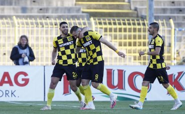 Отборите на Левски и Ботев Пловдив играят при резултат 2 2 в мач