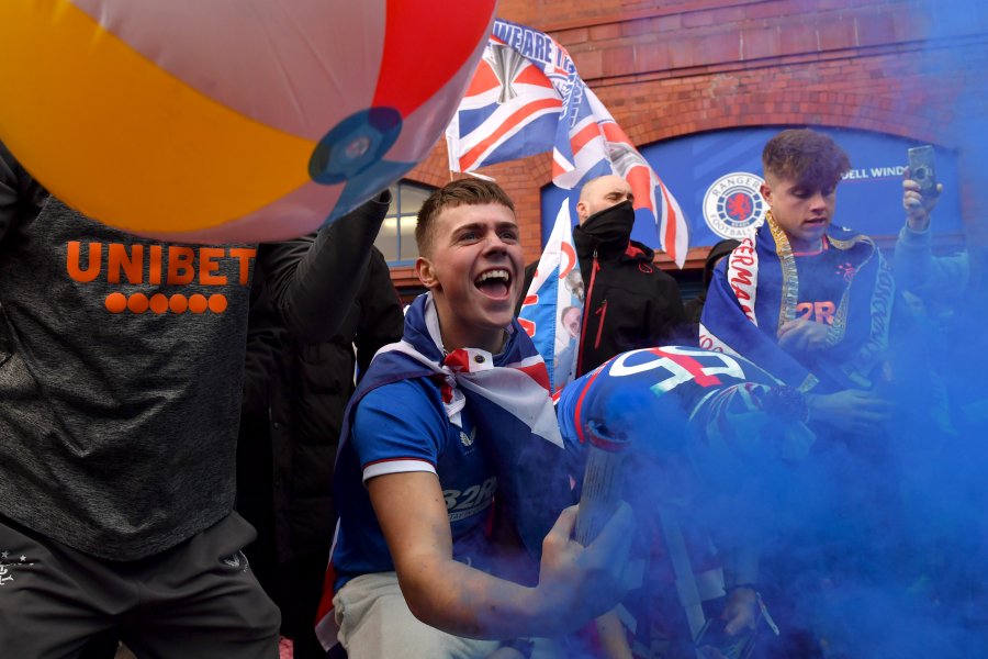 Феновете на Рейнджърс празнуват спечелената титла на Шотландия пред Айброкс1