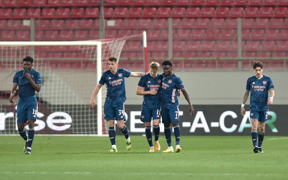 Отборите на Олимпиакос и Арсенал играят при резултат 1:3 в