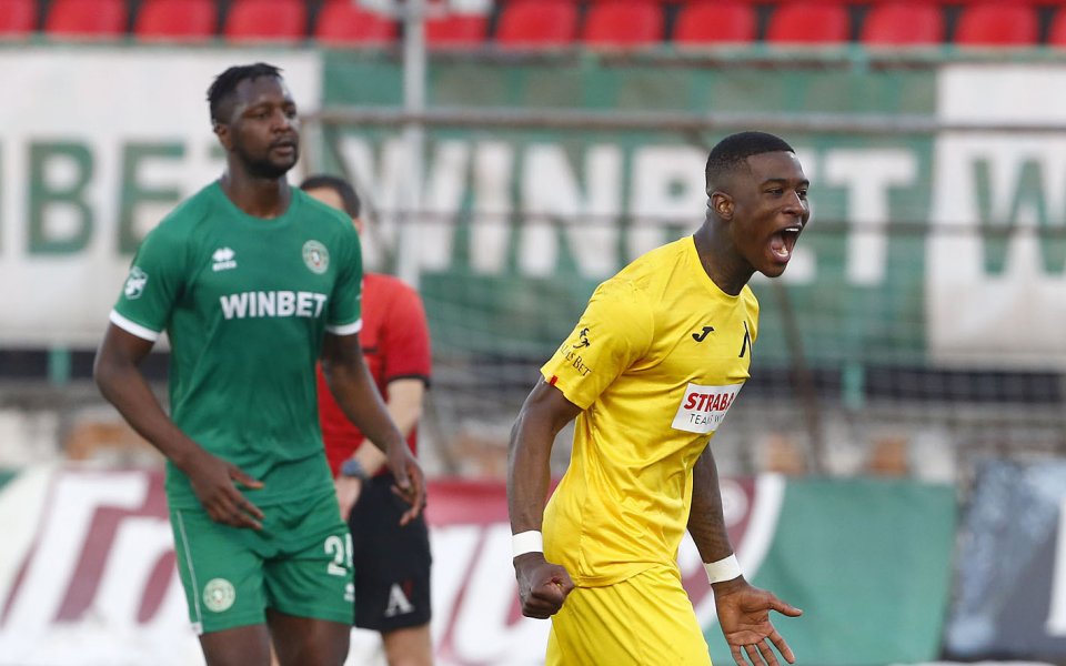 Найджъл Робърта се дърпа за трансфер в САЩ, на този