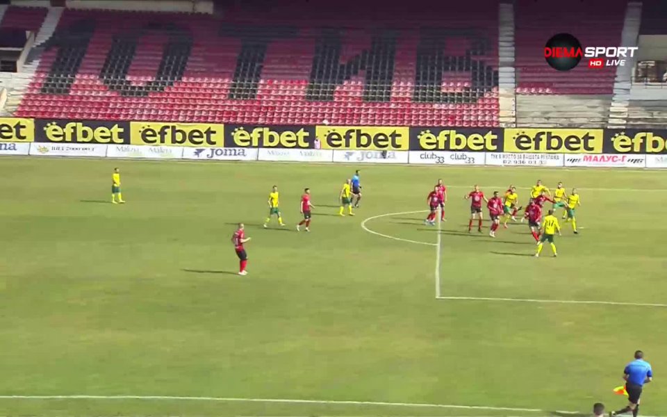 В 9-ата минута гостите откриха резултата. Стефан Митев центрира от