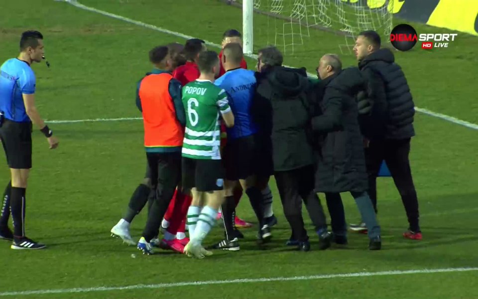 След края на първото полувреме между Черно море и Царско