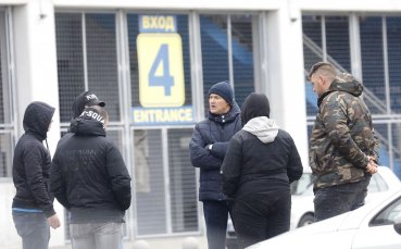 Фенове на Левски вчера се бяха събрали пред централния вход