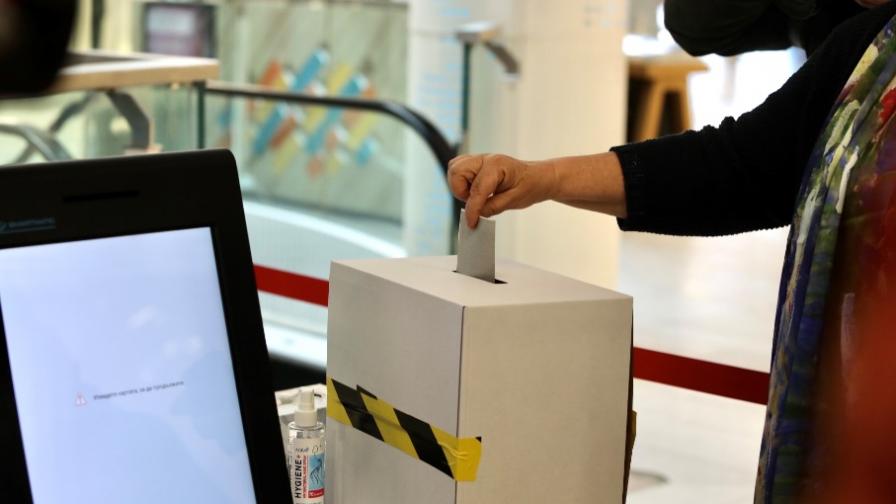 Показват машините за гласуване в два мола в София