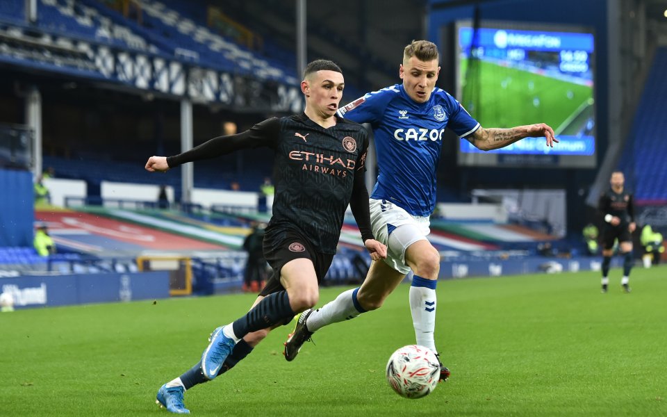 Отборите на Евертън и Манчестър Сити играят при