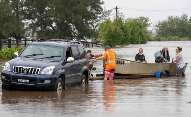 Опасни наводнения в Австралия, евакуирани
