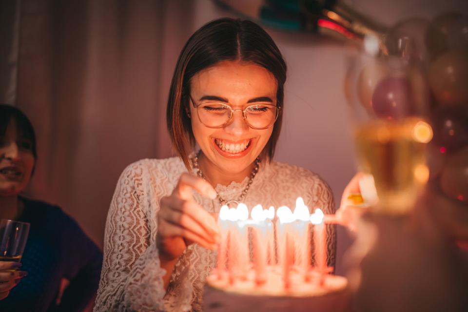 жена рожден ден торта свещи парти приятели