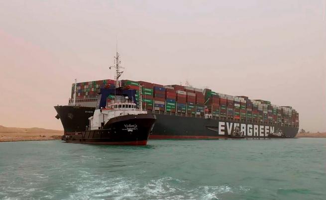 Защо не могат да отместят кораба, запушил Суецкия канал