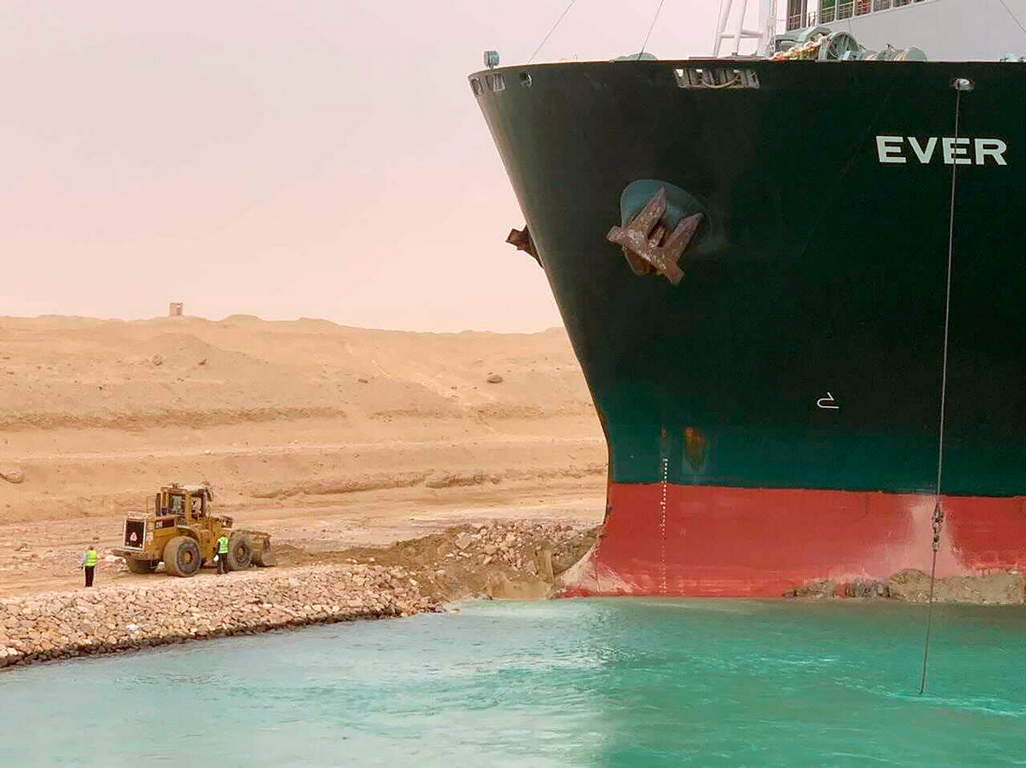 <p>Товарен кораб блокира Суецкия канал</p>