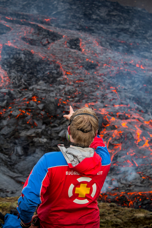 <p>Последното изригване на вулкан в Исландия бързо привлича тълпи от хора, надяващи се да се доближат до потоците от лава.</p>

<p>&nbsp;</p>