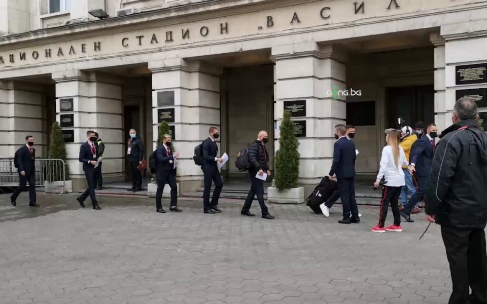 Вижте пристигането на българския тим на стадион "Васил Левски" преди