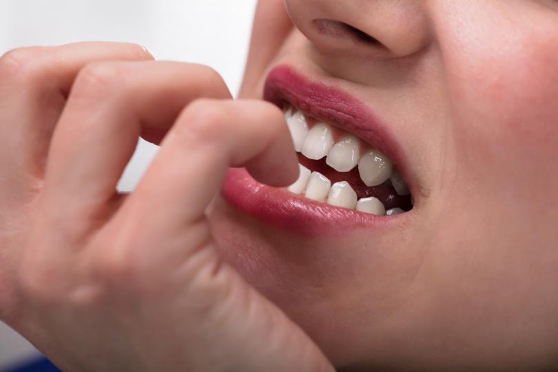 <p><strong>Увреждане на зъбите</strong></p>

<p>Те са много по-твърди от ноктите, но все пак е възможно гризането да доведе до трайно увреждане на зъбите и дори венците. Честото стриване между зъбите и ноктите може да предизвика натрошаване или напукване на зъбите, както и много бавно изместване на зъбите ви.</p>