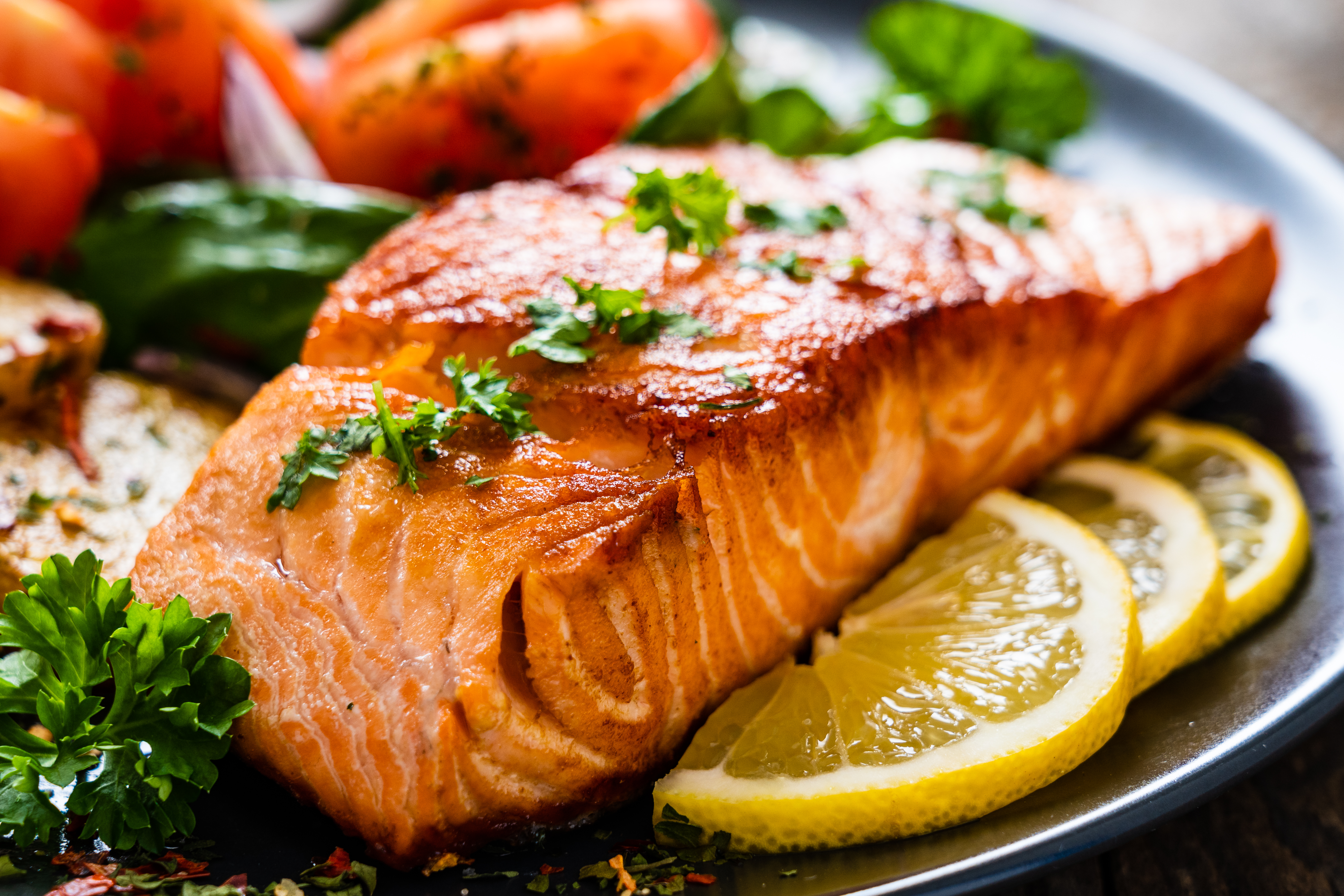 <p><strong>2. Мазни риби</strong></p>

<p>Мазните риби като сьомга и риба тон са добри източници на протеини, мастни киселини и витамини от група В, което ги прави чудесни за всяка диета. Порция сьомга или риба тон осигурява препоръчителното дневно количество омега-3 мастни киселини и витамин В12. Доказано е, че омега-3 мастните киселини намаляват възпалителните процеси в организма, които често са причина за умора.</p>