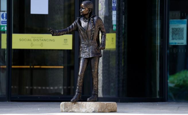 Статуя на Грета Тунберг разгневи студенти