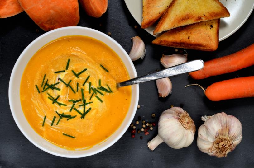 <p><strong>Морковена супа</strong></p>

<p>Сипете зеленчуков бульон в тенджера, добавете нарязаните зеленчуци в него &ndash; моркови,&nbsp;джинджифил, чесън. Оставете да заври и да се задушава на слаб огън. Запържете лука в малко масло до златистокафяв цвят и го добавете към зеленчуците, оставете да се вари за 10 минути. Посолете, поръсете с черен пипер на вкус и добавете любимите си билкови подправки, можете да пасирате в&nbsp;блендер.</p>