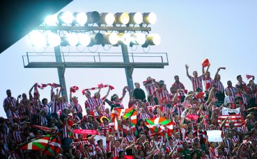 Стотици фенове на Атлетик Билбао се събраха пред клубната база