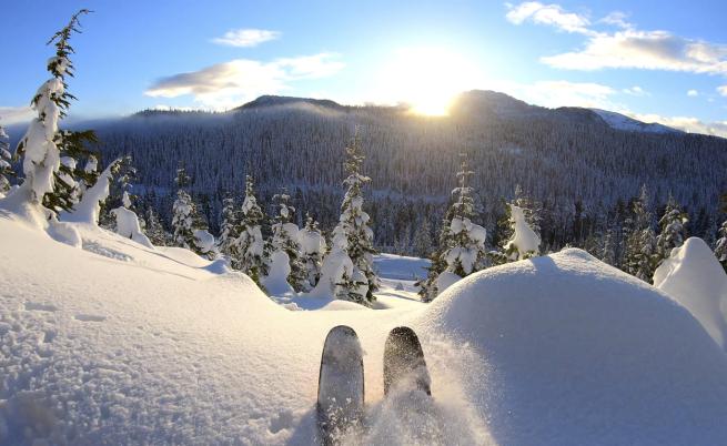 Норвежец избяга от карантината със ски в Швеция