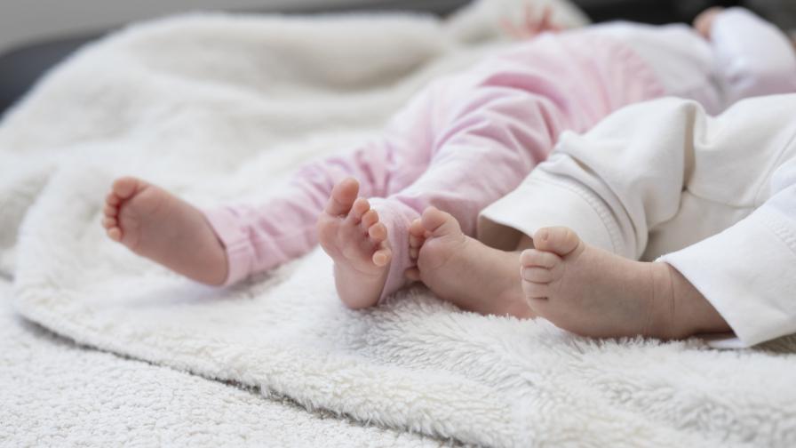 Жена роди "супер близнаци", заченати с три седмици разлика