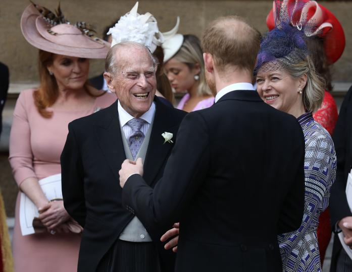 <p>В забавен разговор с принц Хари в сватбения ден на лейди Габриела Уиндзор, 2019 г.</p>