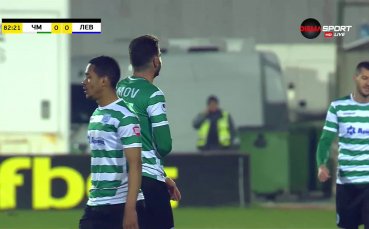 Секунди след първото си официално предупреждение капитанът на домакините получава