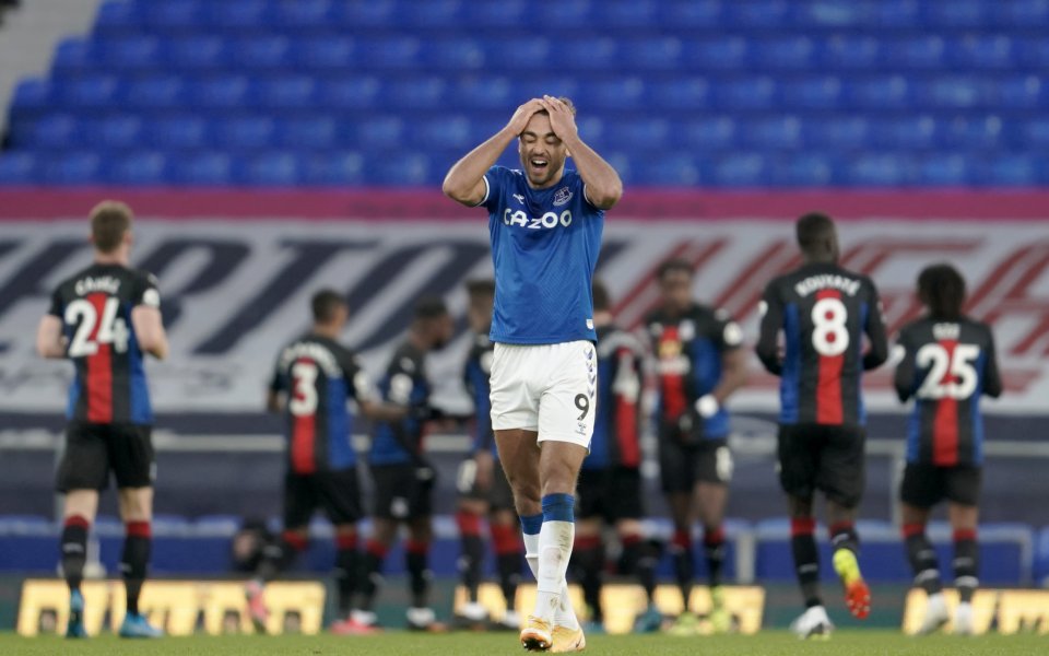 Нападателят на Евертън Доминик Калвърт-Люин ще пропусне шампионатния мач срещу