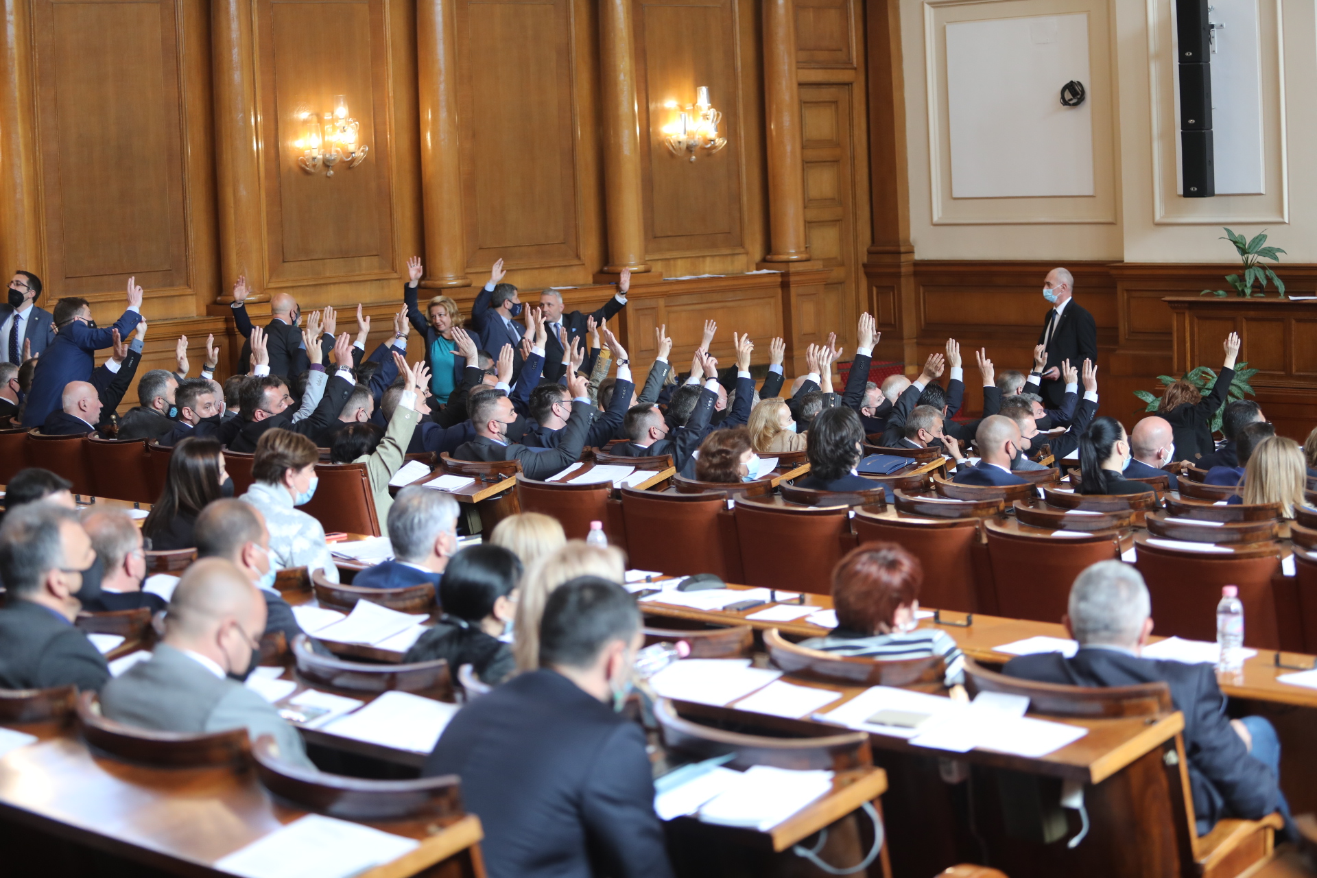 <p>Новоизбраният парламент прие оставката на кабинета на Бойко Борисов със 156 гласа &quot;за&quot;.</p>