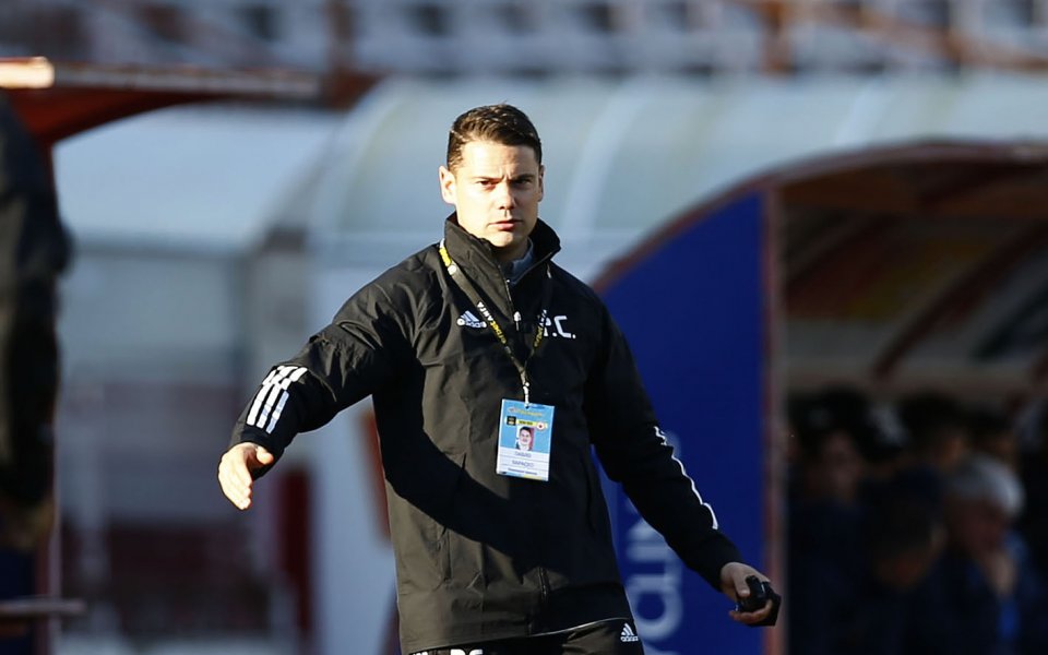 Помощник-треньорът Пабло Караско говори пред медиите след разгромната победа на