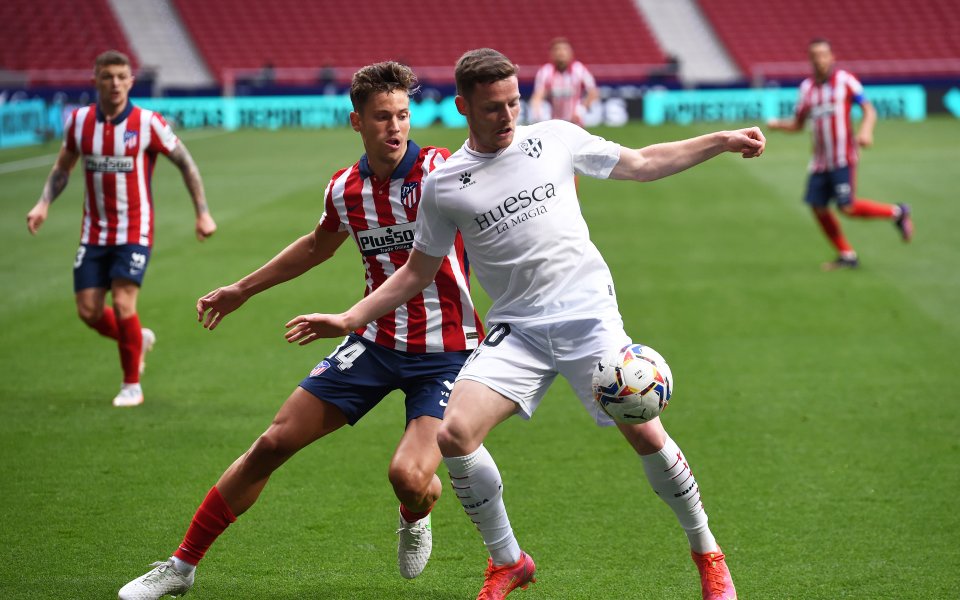 Отборите на Атлетико Мадрид и Уеска играят при