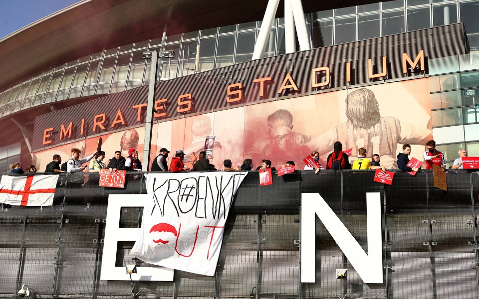 Феновете на Арсенал излязоха на протест срещу собственика на отбора