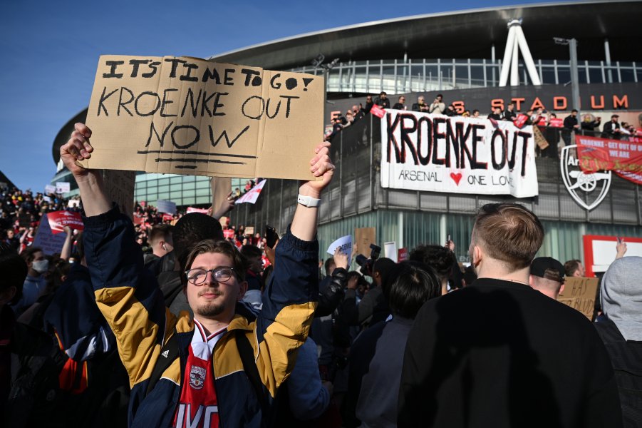 Фенове на Арсенал щурмуват Emirates Stadium1