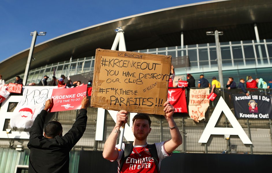 Фенове на Арсенал щурмуват Emirates Stadium1