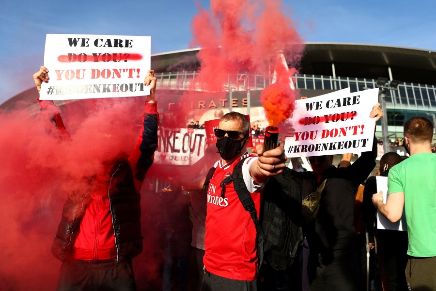 Фенове на Арсенал щурмуват Emirates Stadium1