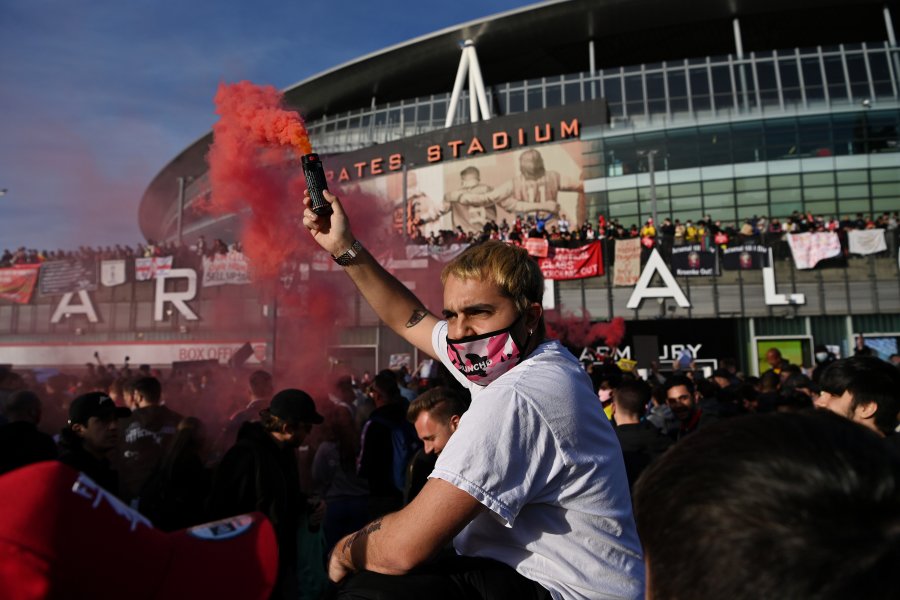 Фенове на Арсенал щурмуват Emirates Stadium1