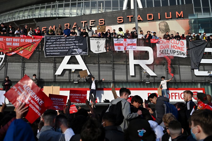 Фенове на Арсенал щурмуват Emirates Stadium1