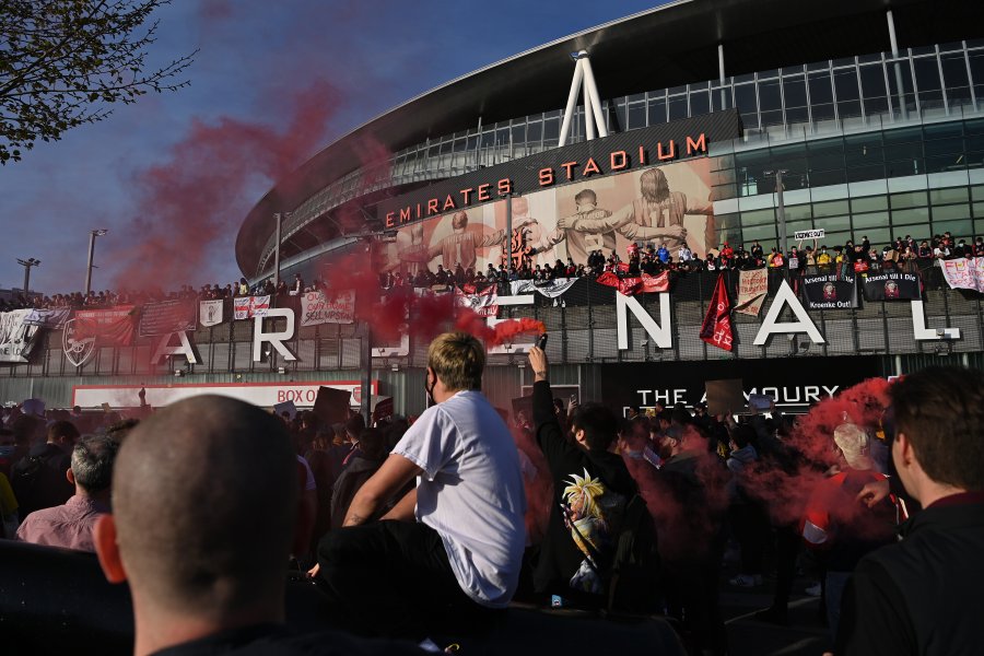 Фенове на Арсенал щурмуват Emirates Stadium1