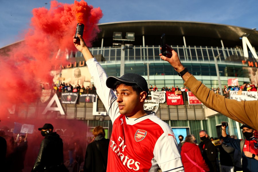 Фенове на Арсенал щурмуват Emirates Stadium1