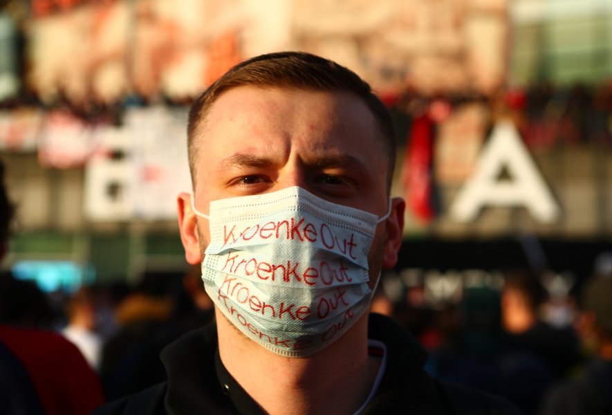 Фенове на Арсенал щурмуват Emirates Stadium1