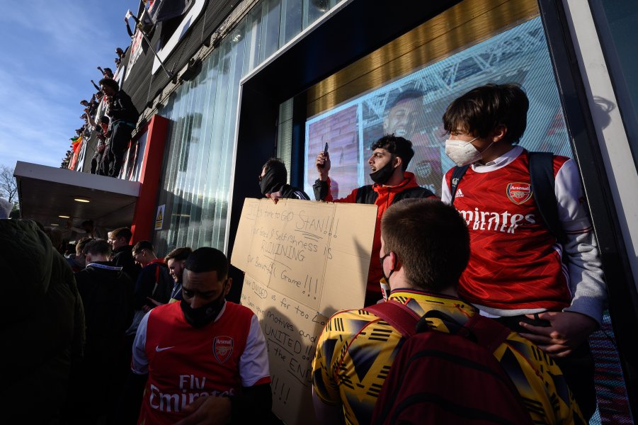 Фенове на Арсенал щурмуват Emirates Stadium1