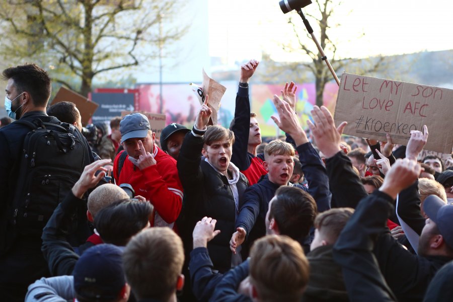 Фенове на Арсенал щурмуват Emirates Stadium1