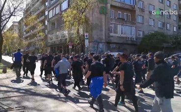 Със семпло шествие по улиците на София привържениците на Левски