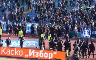 Фенове на Левски се опитаха да нахлуят на терена